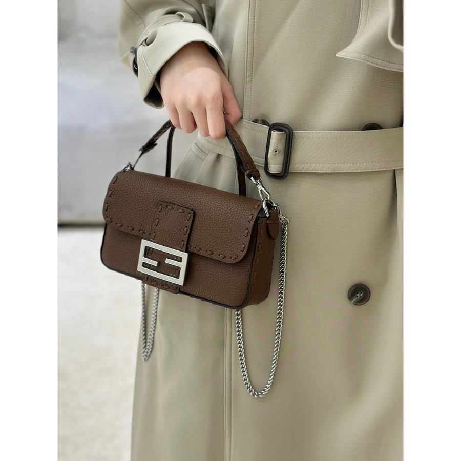 شنطة فيندي باغيت لون بني غامق مقاس سمول  Fendi Baguette 19-5CM