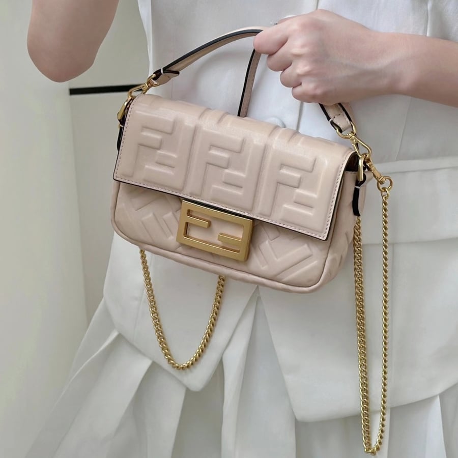 شنطة فيندي باغيت ميني لون زهر Fendi Baguette Mini