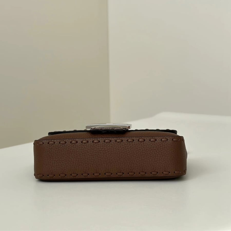 شنطة فيندي باغيت لون بني غامق مقاس سمول  Fendi Baguette 19-5CM