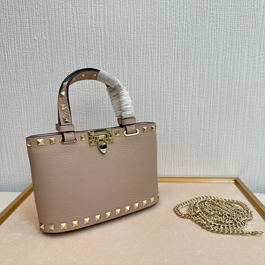 شنطة روكستاد فالنتينو غارافاني بسلسلة Valentino Garavani Rockstud Mini