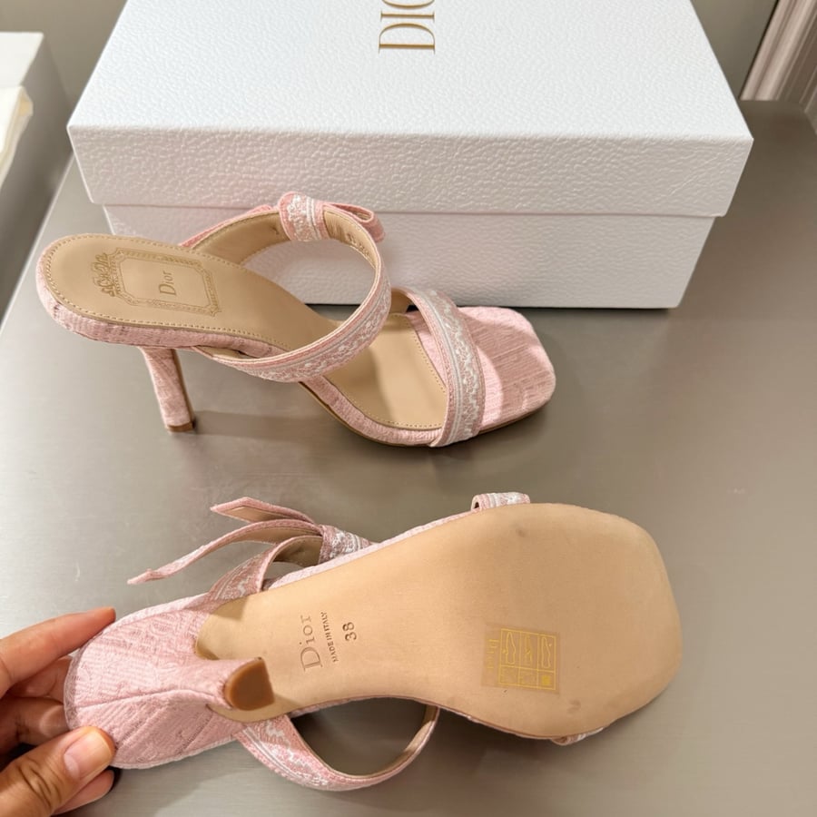 صندل ديور بكعب عالي بلون زهري مع فيونكة Dior Dentelle