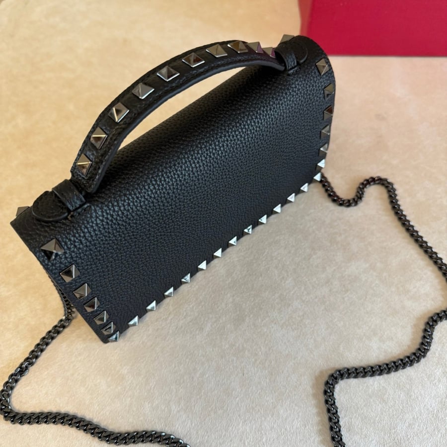 Rockstud Wallet With Chain In Grainy Calfskin