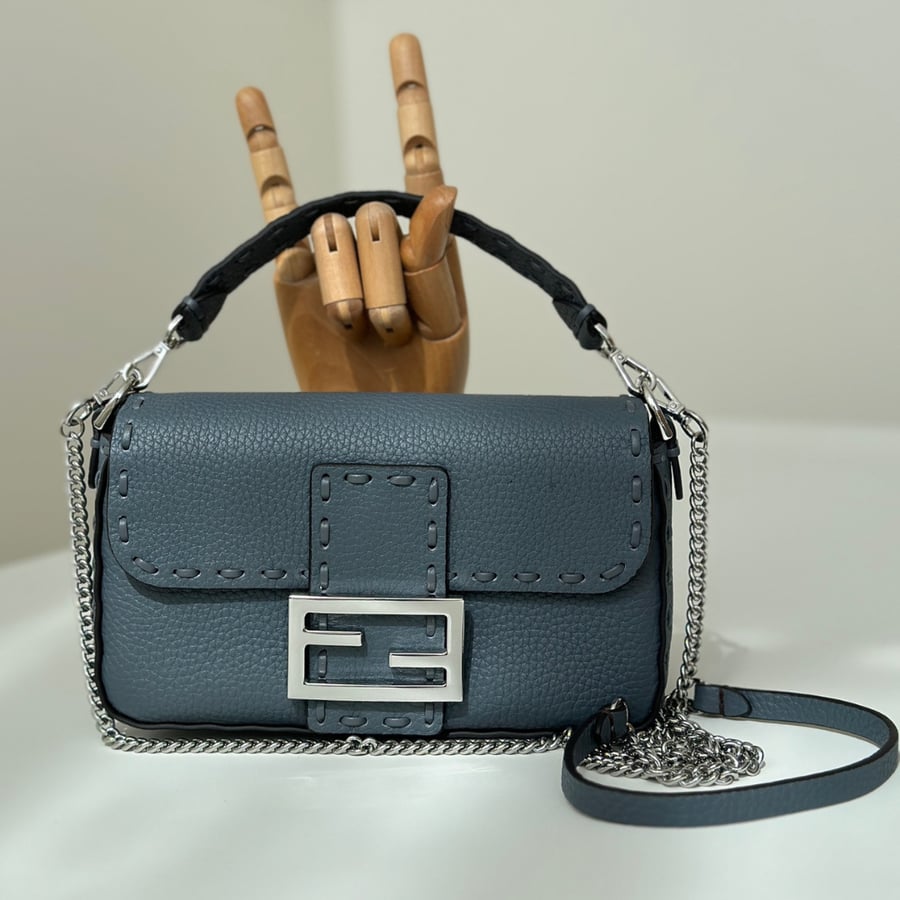 شنطة فيندي باغيت لون أزرق مقاس سمول  Fendi Baguette 19-5CM
