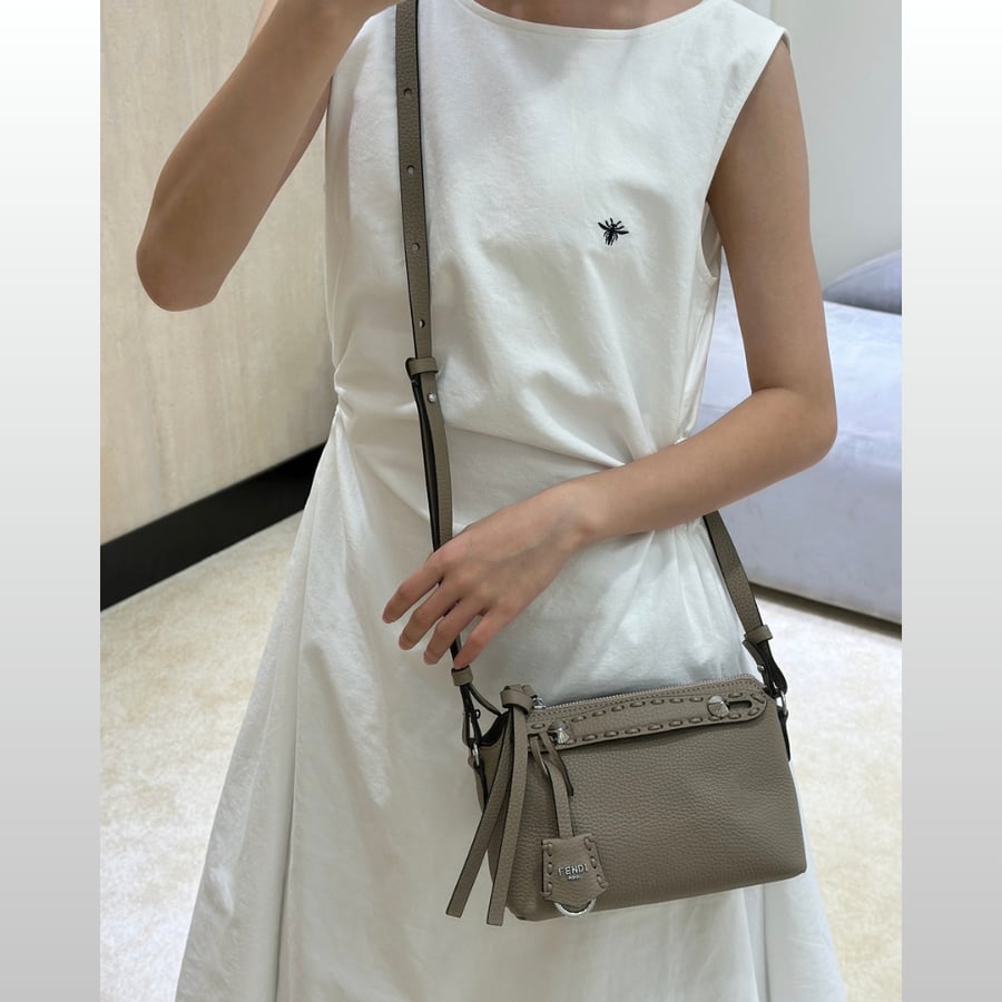 شنطة فيندي باغيت لون كاكي بيج مقاس سمول  Fendi Baguette 20 CM