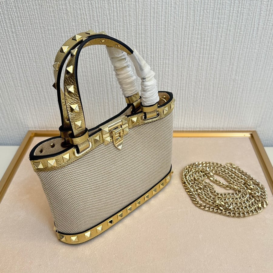 شنطة روكستاد فالنتينو غارافاني بسلسلة Valentino Garavani Rockstud Mini