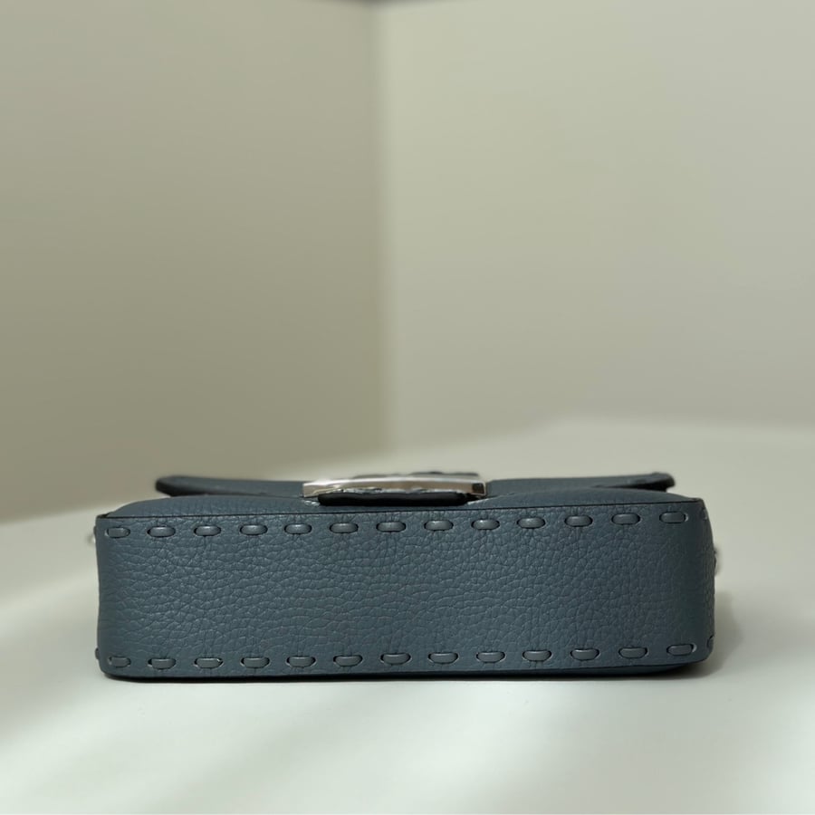 شنطة فيندي باغيت لون أزرق مقاس سمول  Fendi Baguette 19-5CM