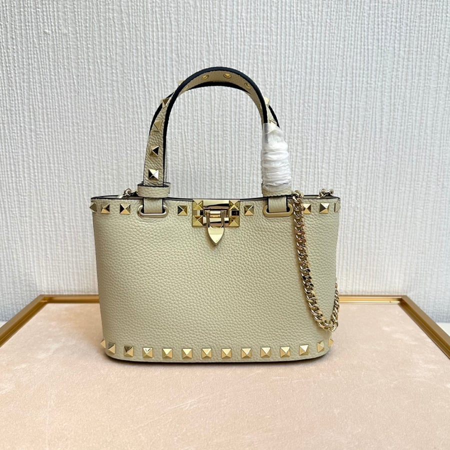شنطة روكستاد فالنتينو غارافاني بسلسلة Valentino Garavani Rockstud Mini