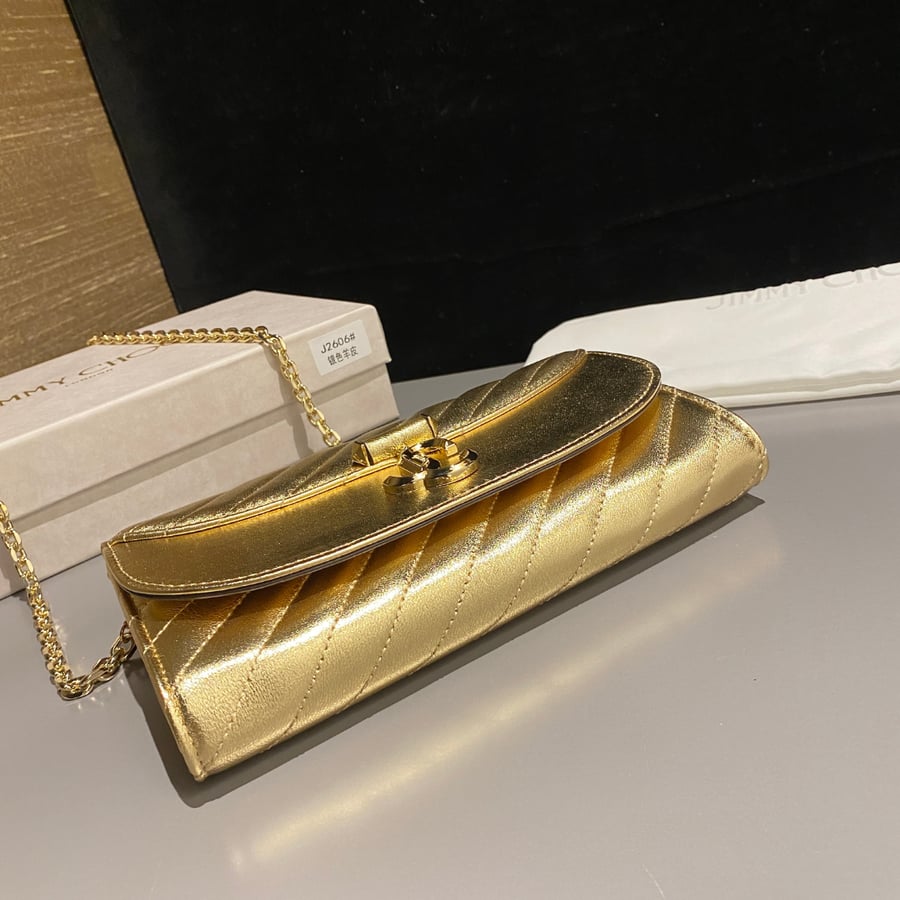 محفظة جيمي تشو كيرف بسلسلة Jimmy Choo Curve Wallet With Chain