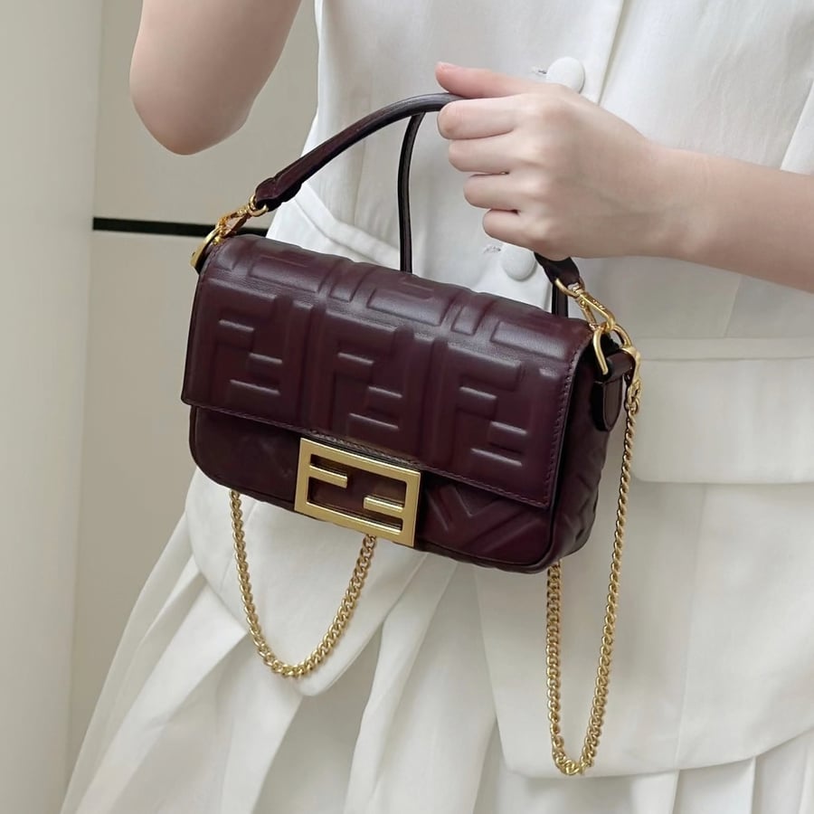 شنطة فيندي باغيت ميني لون برغندي Fendi Baguette Mini