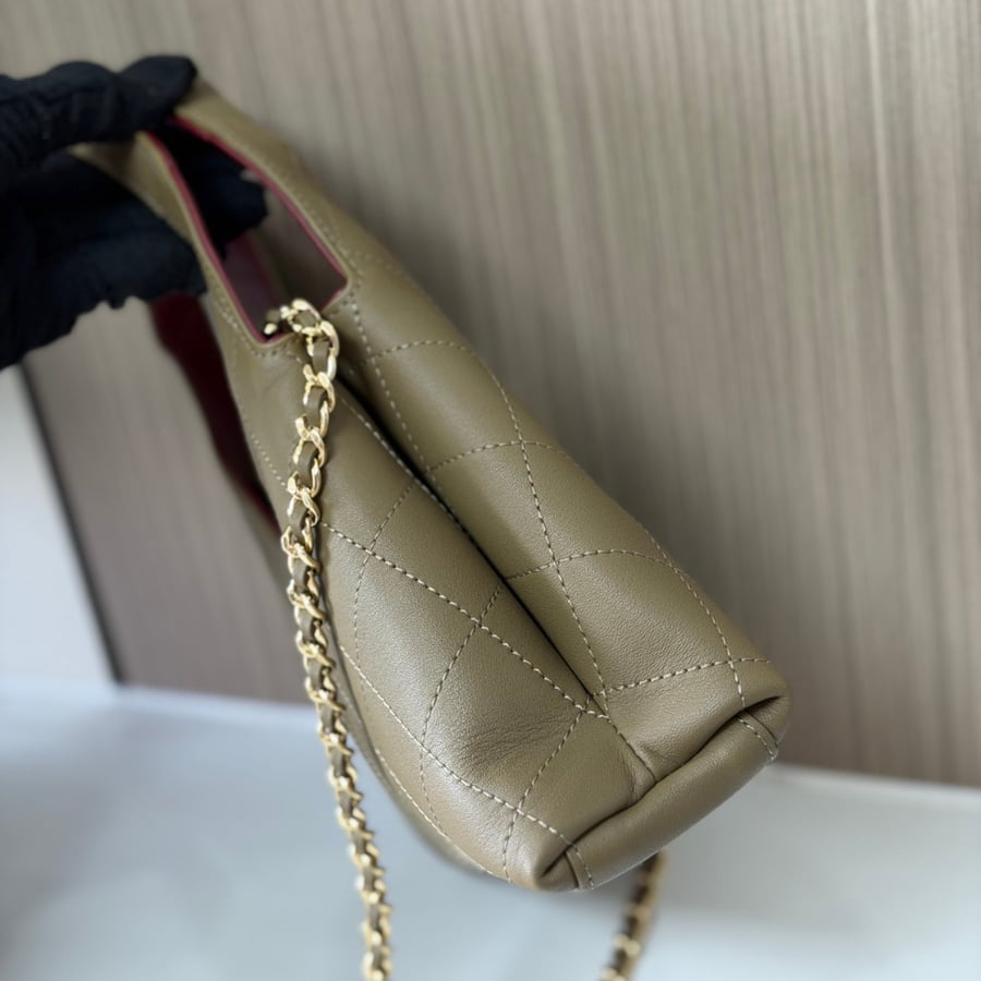 حقيبة يد شانيل مقاس صغير لون كاكي Chanel small tote