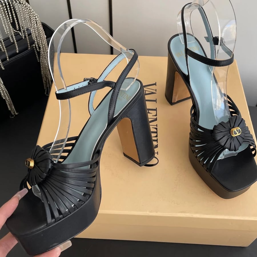 صندل فالنتينو بكعب عالي وساق مائل لون أسود Valentino Shoes