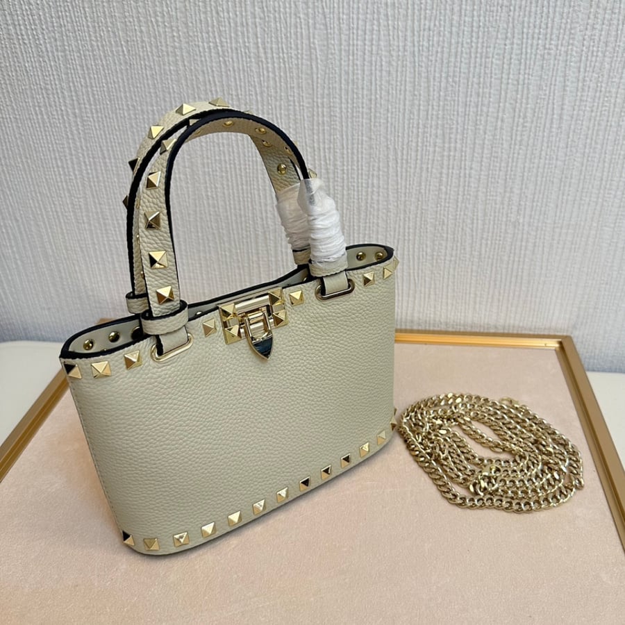 شنطة روكستاد فالنتينو غارافاني بسلسلة Valentino Garavani Rockstud Mini