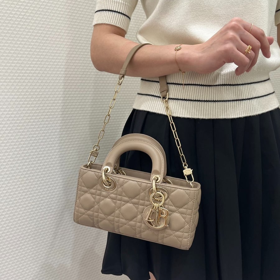 شنطة ديور لون بيج  Small Lady D-Joy Bag