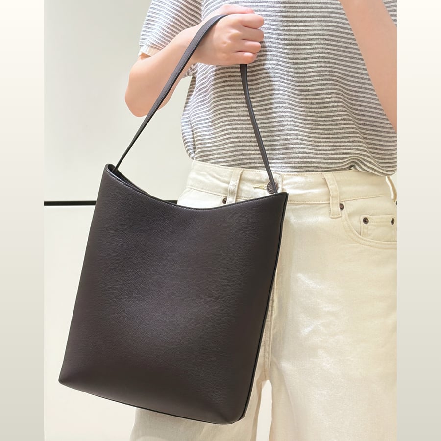 حقيبة كتف ذا رو ألما The Row Alma Shoulder Bag