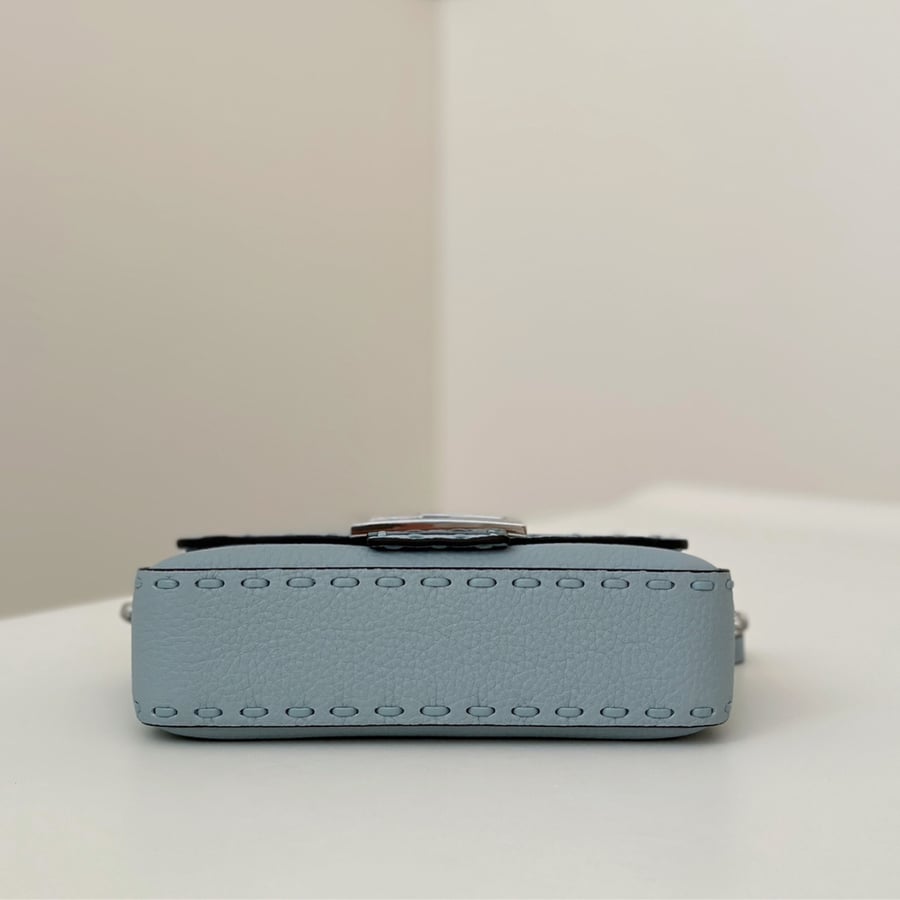 شنطة فيندي باغيت لون سماوي مقاس سمول  Fendi Baguette 19-5CM