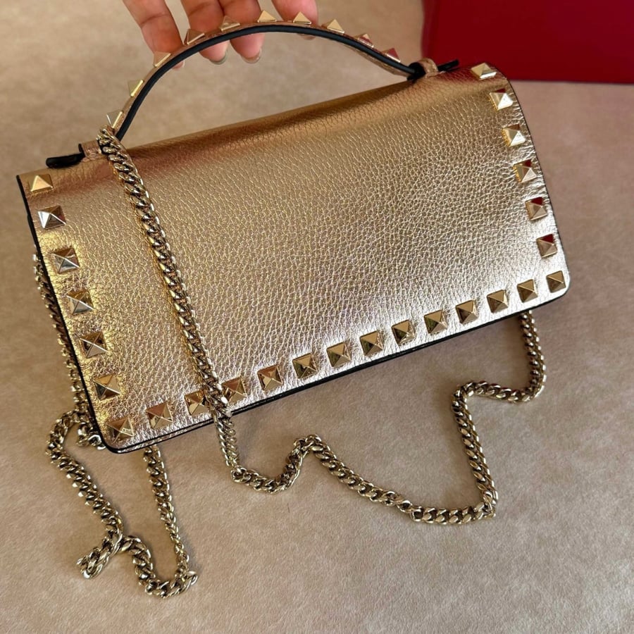 Rockstud Wallet With Chain In Grainy Calfskin