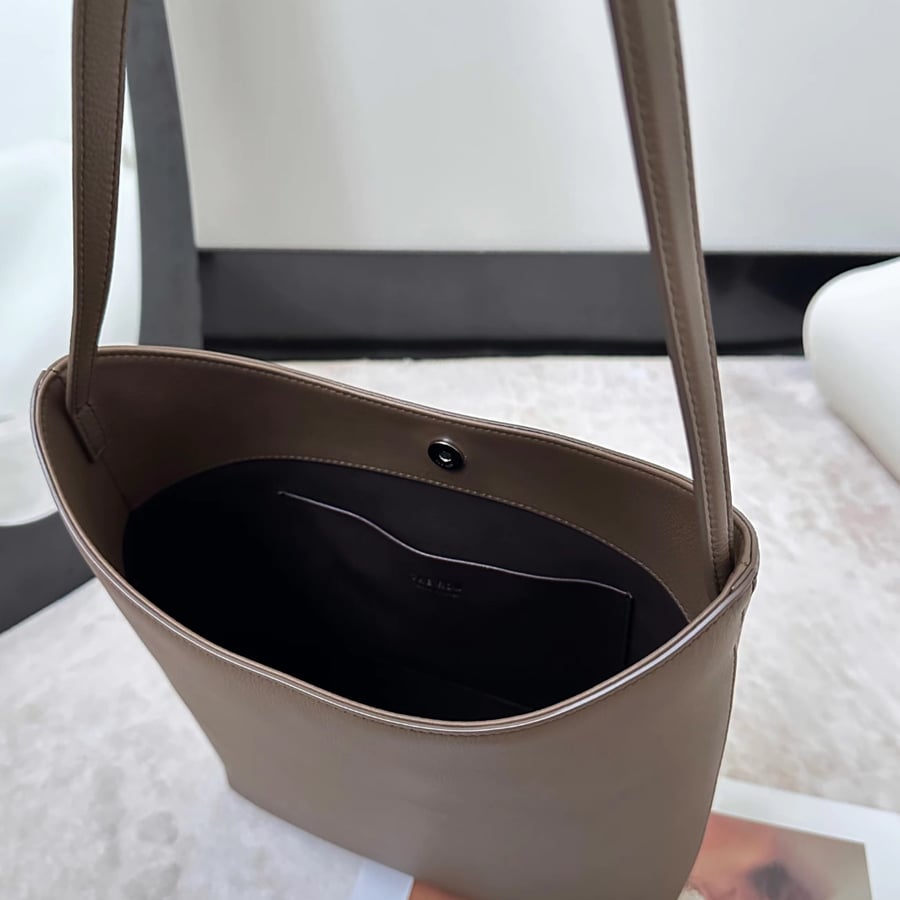 حقيبة كتف ذا رو ألما The Row Alma Shoulder Bag