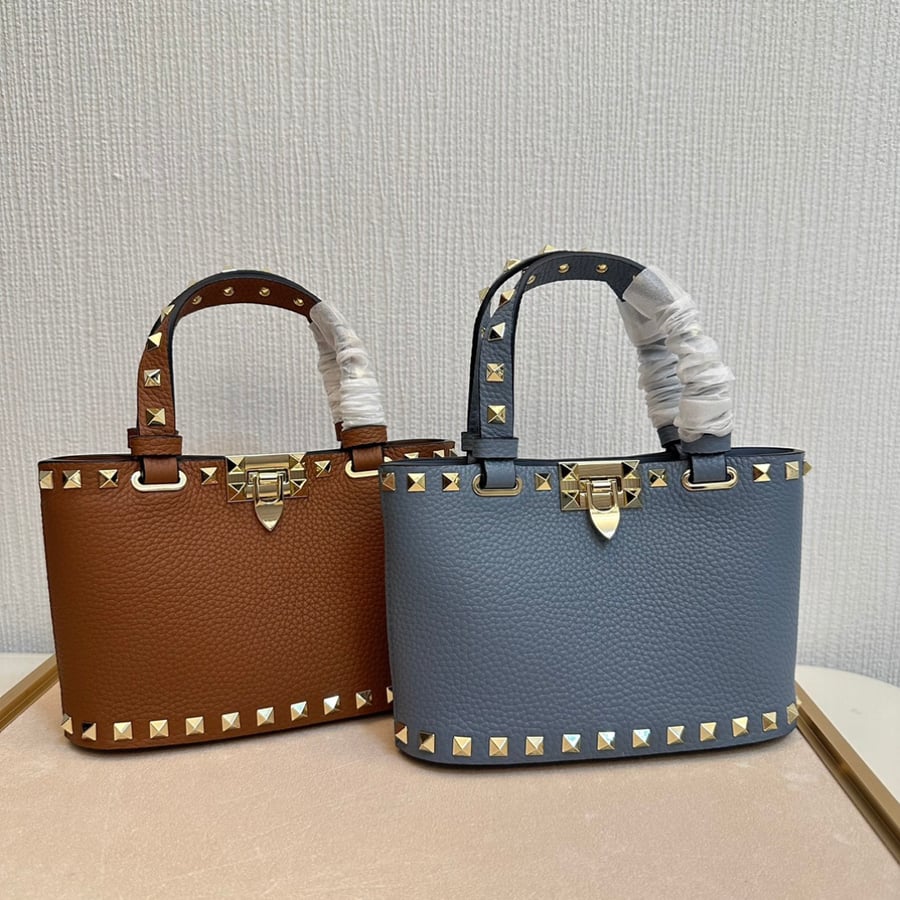 شنطة روكستاد فالنتينو غارافاني بسلسلة Valentino Garavani Rockstud Mini