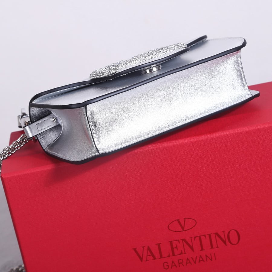 حقيبة يد صغيرة من فالنتينو غارافان مرصعة بالكريستال Valentino Garavani