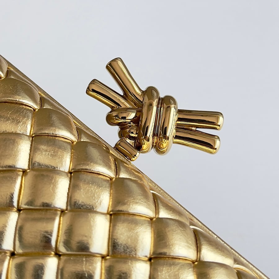 حقيبة الكلاتش الكلاسيكية لون ذهبي من بوتيغا Bottega Veneta Knot