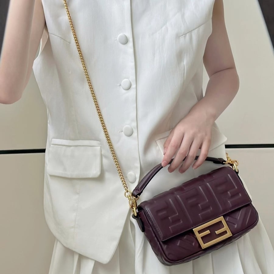 شنطة فيندي باغيت ميني لون برغندي Fendi Baguette Mini