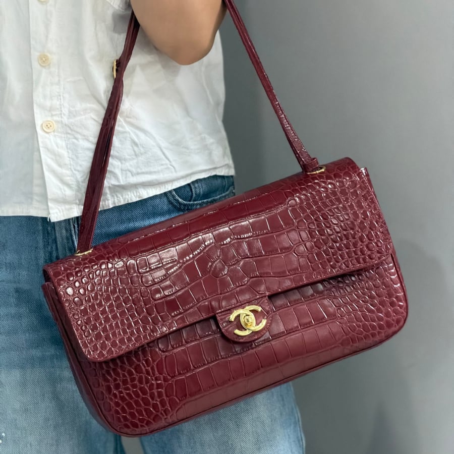 حقيبة شانيل بنقشة جلد التمساح لون عنابي CHANEL 26A Crocodile Emboss CF