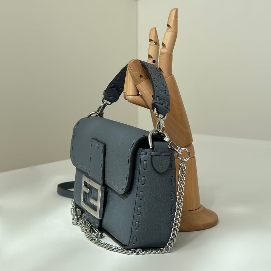 شنطة فيندي باغيت لون أزرق مقاس سمول  Fendi Baguette 19-5CM