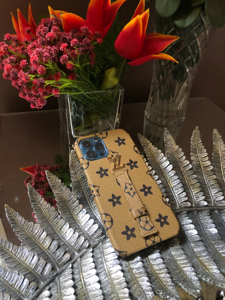كفر لويس فيتون (louis Vuitton) مزود بحامل الجهاز