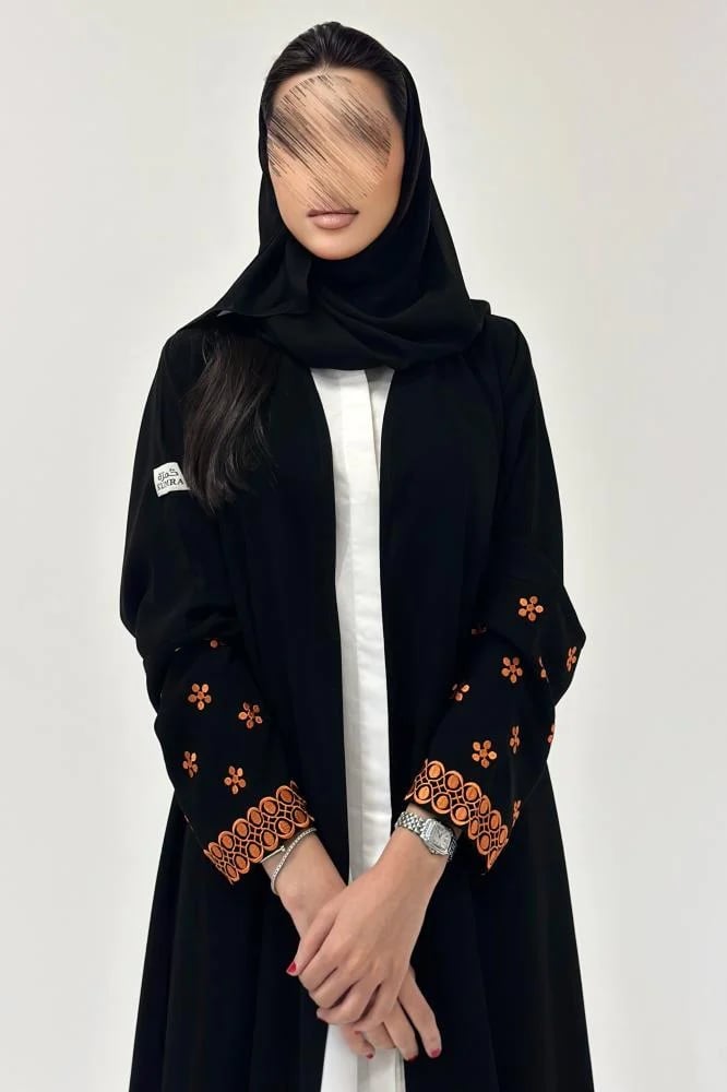 موديل عباية ملكي فخم بأكمام مطرزة