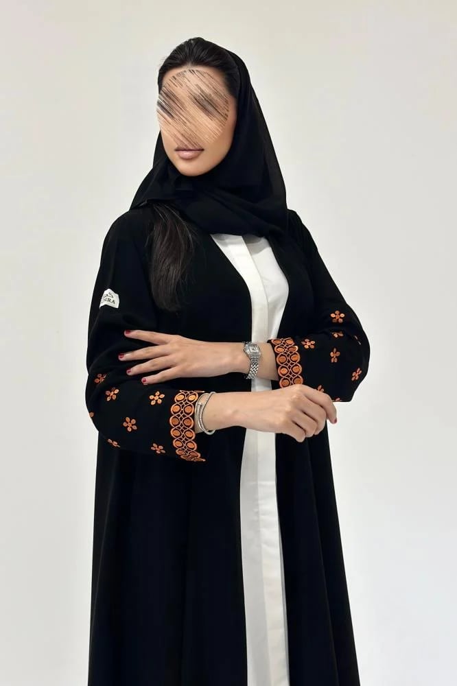 موديل عباية ملكي فخم بأكمام مطرزة