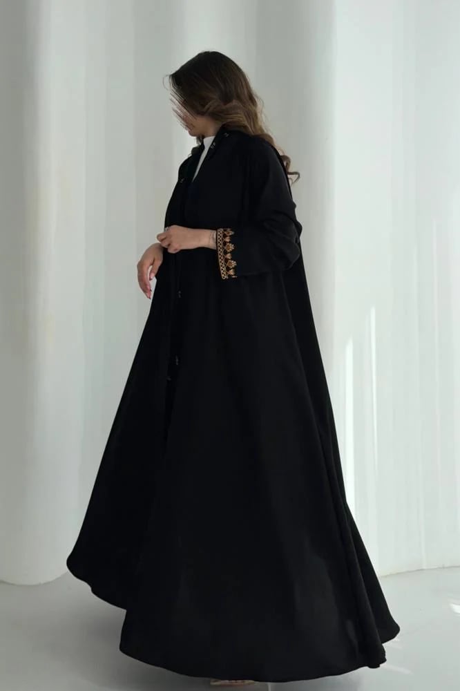 عباية كريب ملكي اكمام وطرحة تطريز