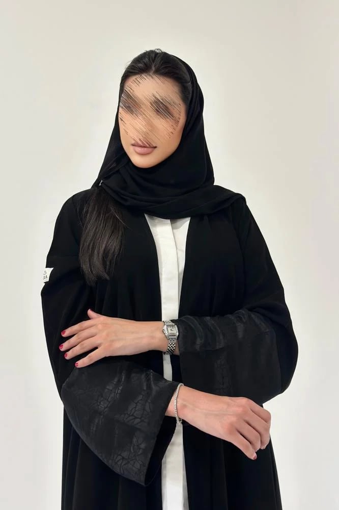 عباية سوداء نص كلوش خامة كريب ملكي بأطراف جاكار