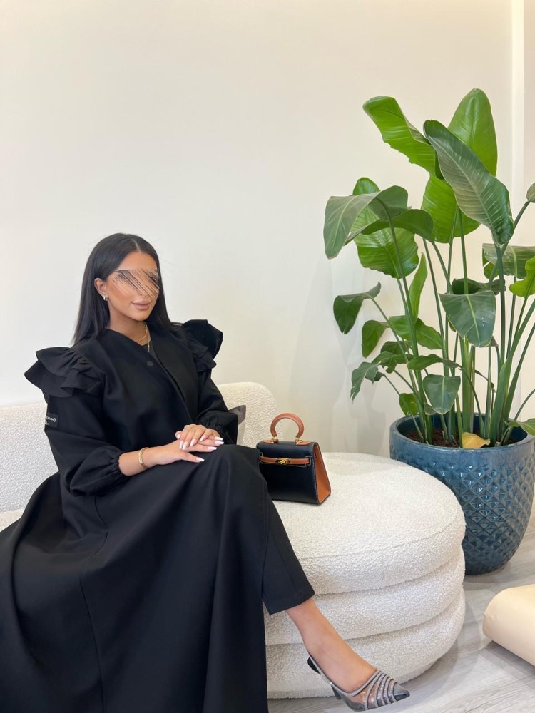 عباية أسود مزينة بطبقتين في الأكتاف - قماش كريب كتان