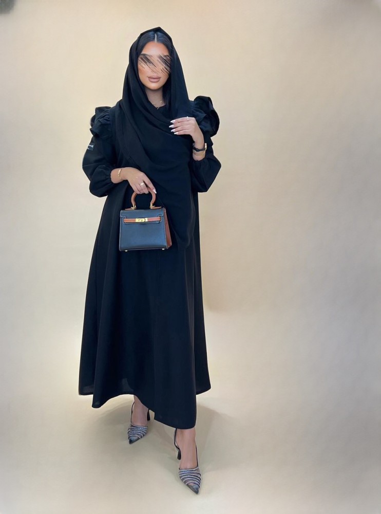 عباية أسود مزينة بطبقتين في الأكتاف - قماش كريب كتان