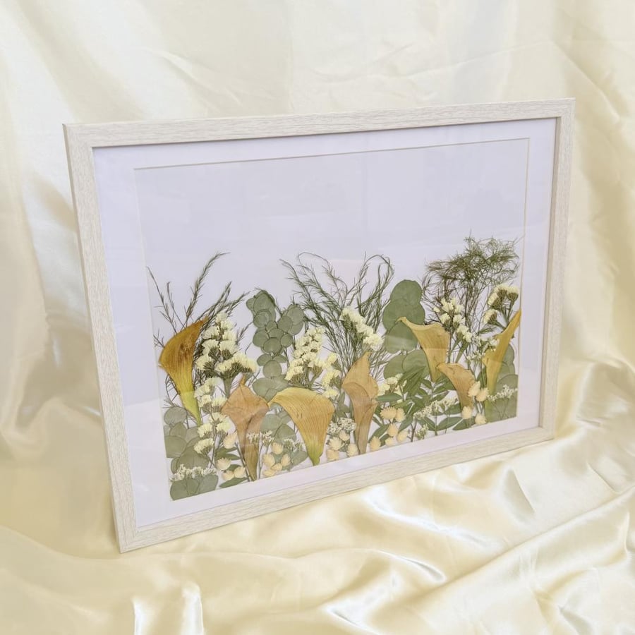 ورد مضغوط في برواز pressed flowers