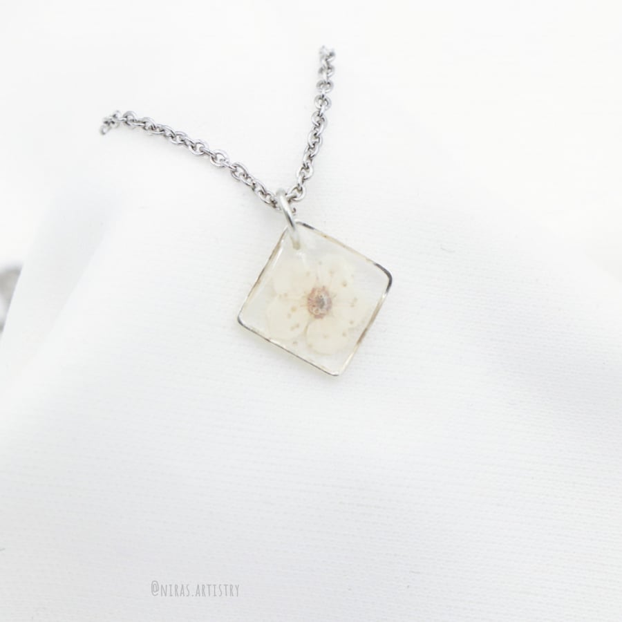 اسواره white flower