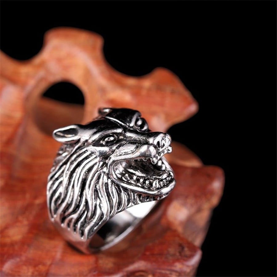 Men's ring in the shape of a wolf's head, silver color