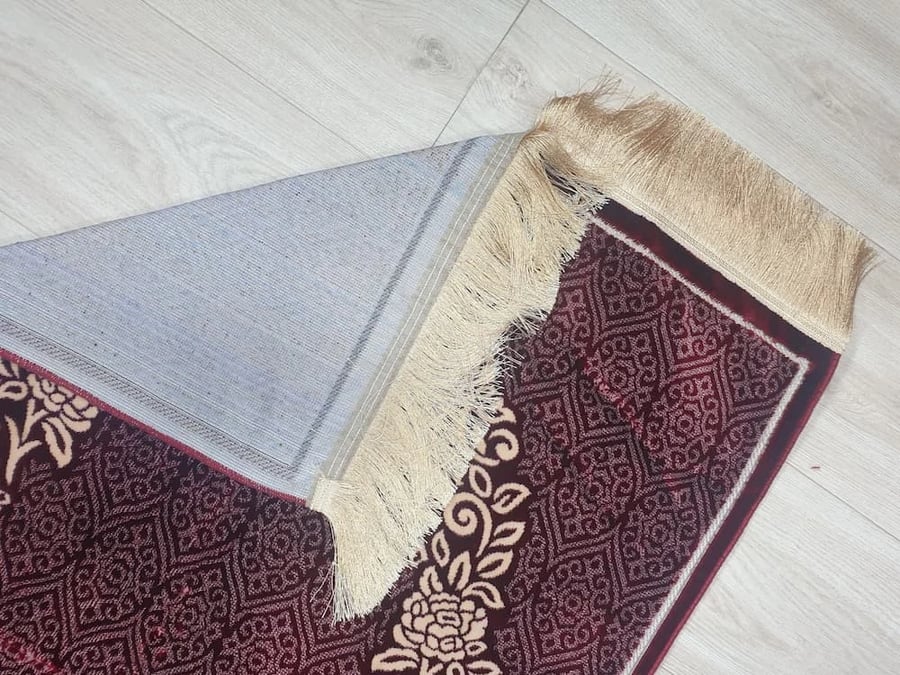 سجادة صلاة  الأمام لون أحمر مخمل