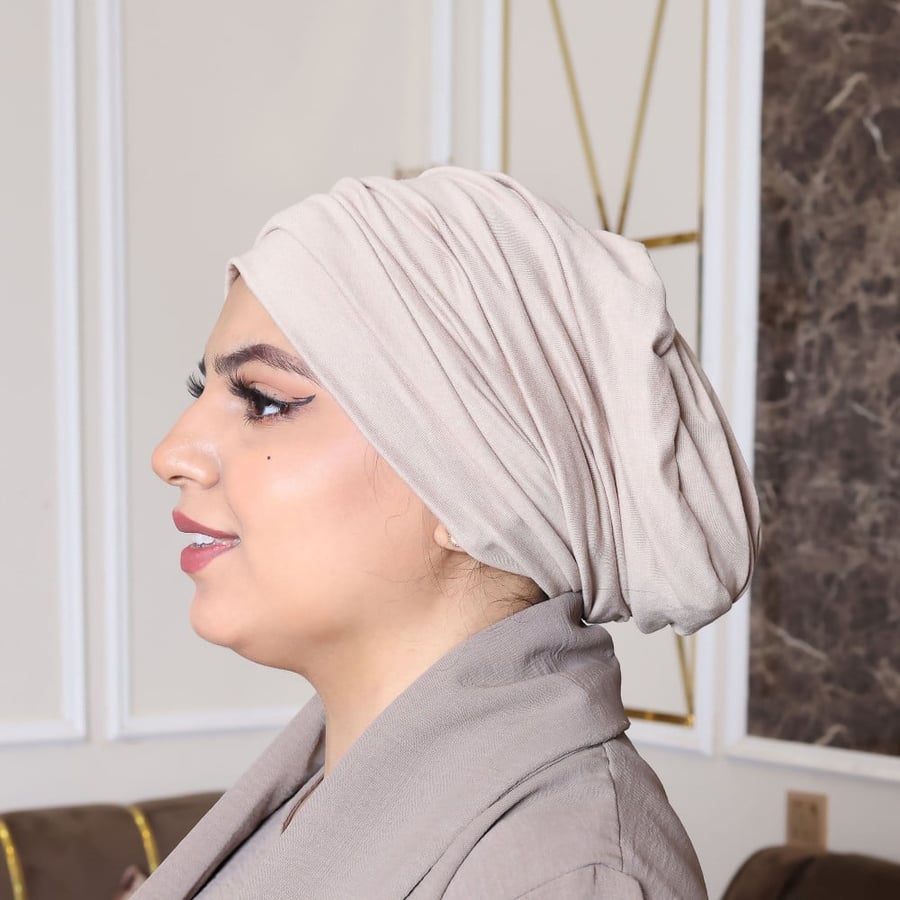 توربان آسيا متعدد الثنيات بلون بيج  رمز الأناقة والراحة من بلاك وينج
