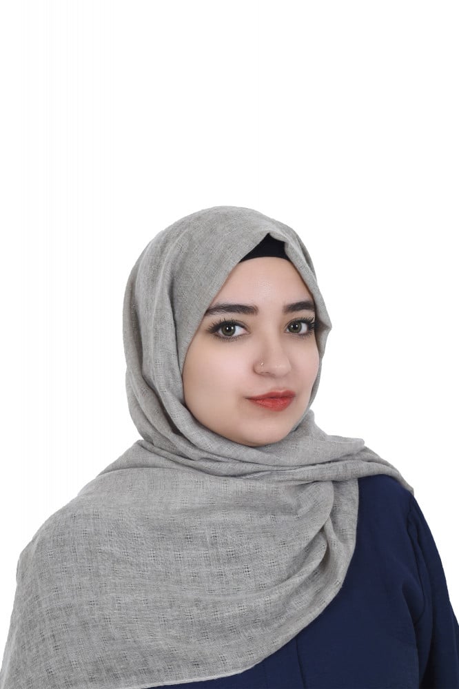 حجاب كتان مربعات من بلاك وينج – أناقة فاخرة بتفاصيل مميزة
