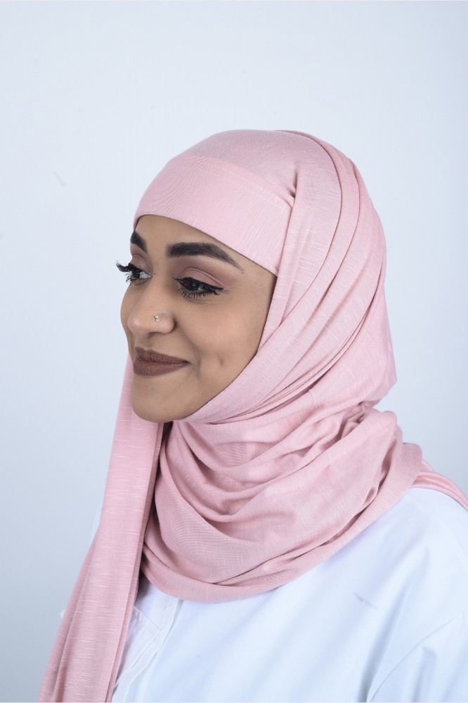 الحجاب الذكي بربط من خامة القطن المنمش من بلاك وينج