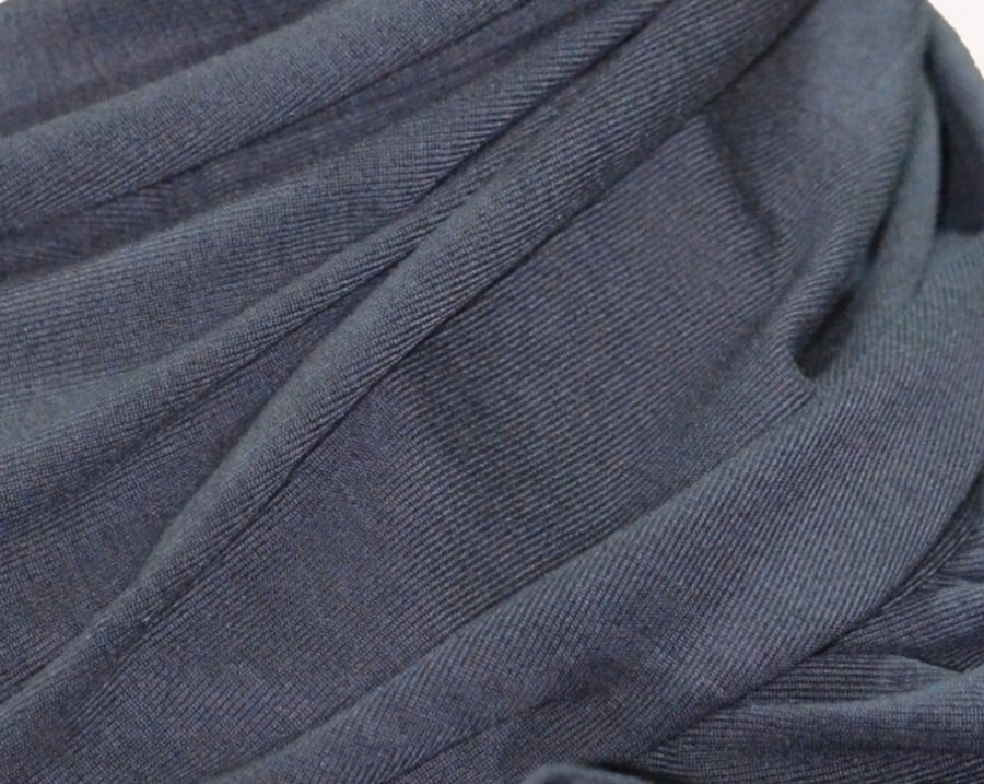حجاب القطن الشتوي المنقط من Black Wing