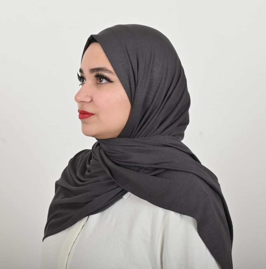 حجاب قطن منمش من بلاك وينج - لمسة الأناقة البسيطة