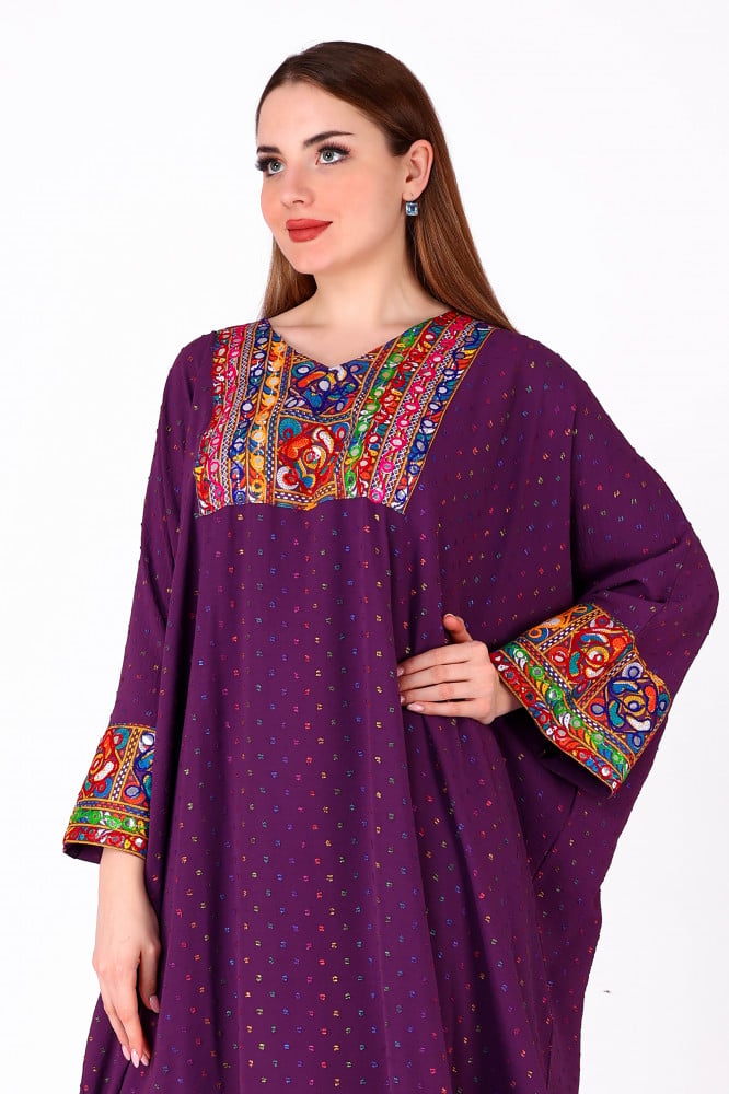 جلابية تطريز ذات طابع عصري