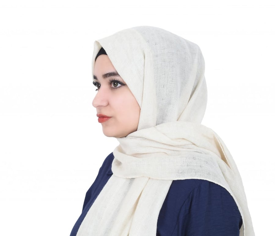 حجاب كتان مربعات من بلاك وينج – أناقة فاخرة بتفاصيل مميزة
