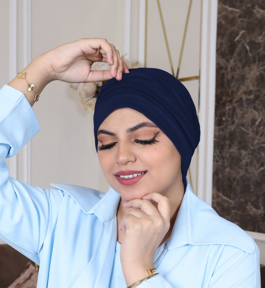 توربان آسيا متعدد الثنيات سحر اللون الكحلي وأناقة بلاك وينج
