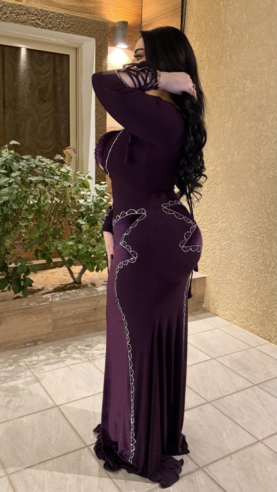 فستان بنفسجي مع موديل مخمل