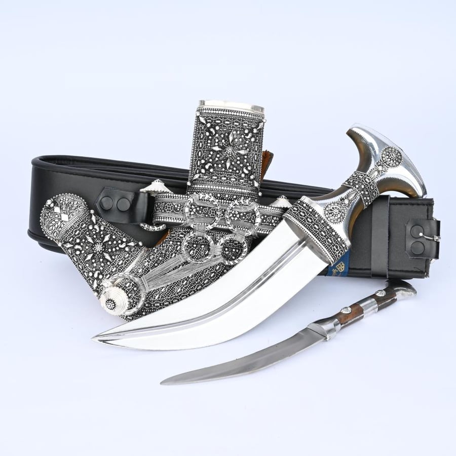 خنجر صب فضة بمقبض قرن طبيعي