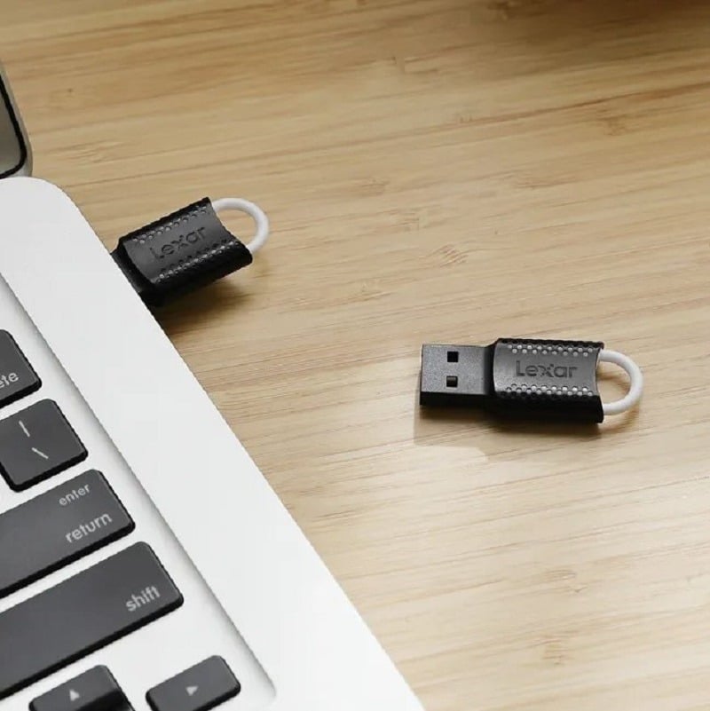 ذاكرة فلاش Lexar JumpDrive V40 سعة 16 جيجابايت - USB 2.0 - تصميم مدمج ومحمول