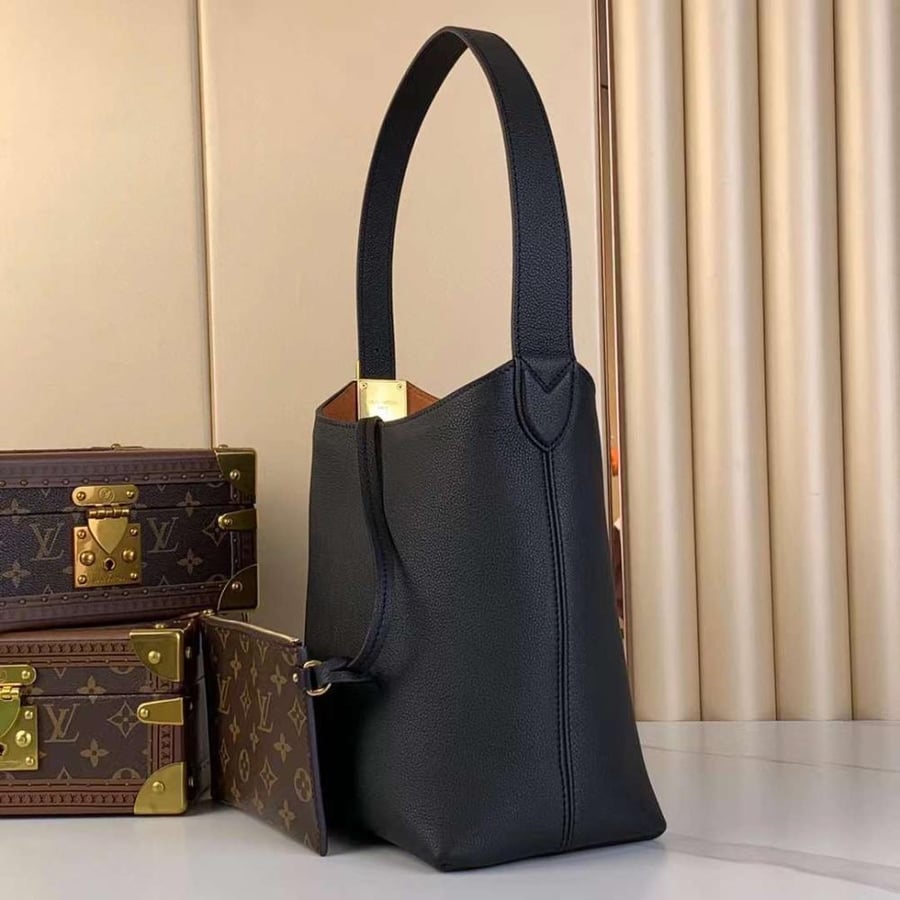 لوي فيتون Low Key Hobo مقاس 24cm